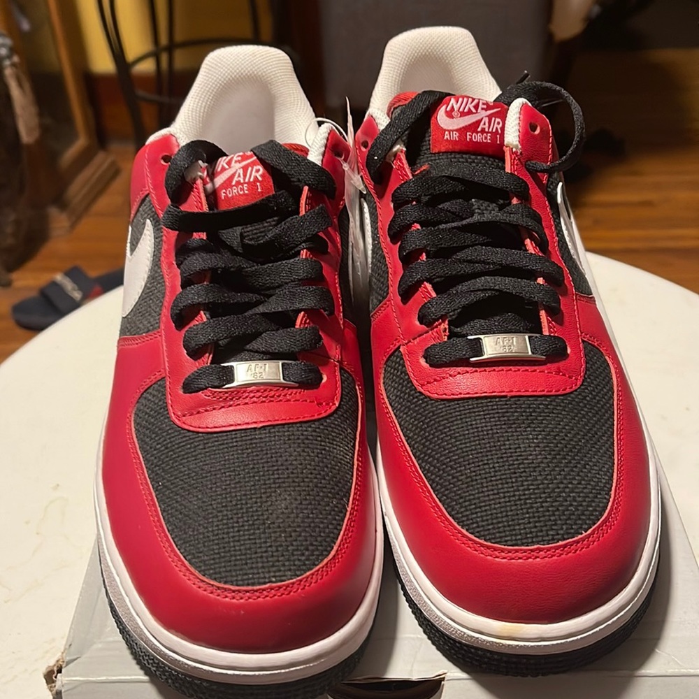 Air Force 1 ‘07 black and red comes with original box